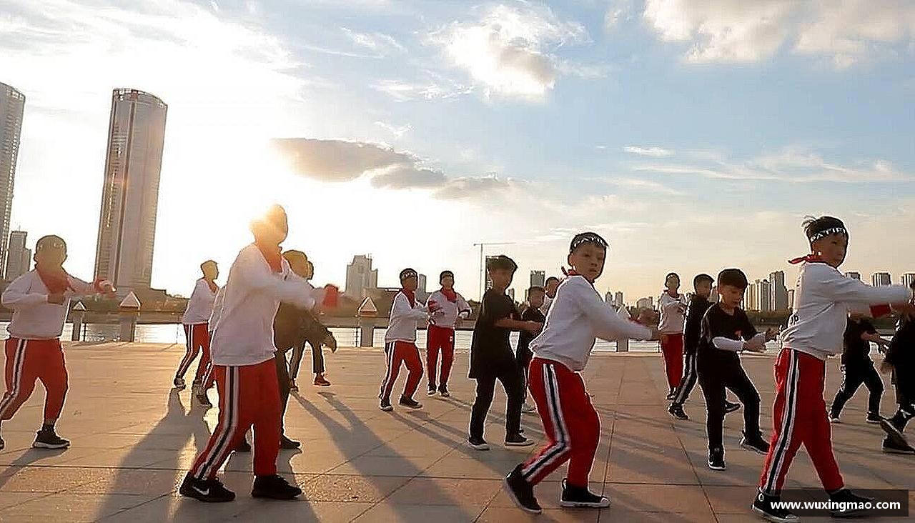 拼搏绽放，青春无悔！